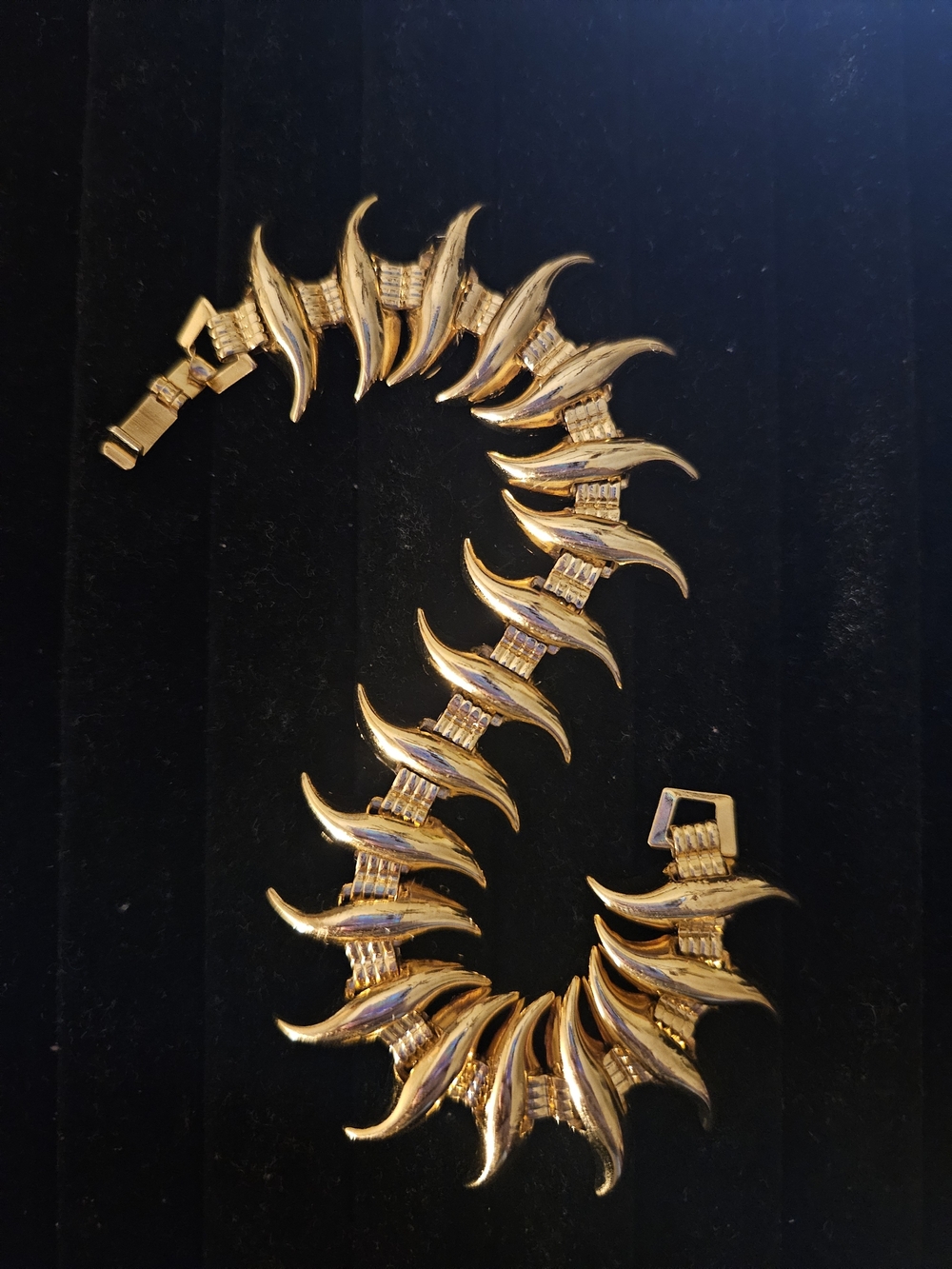 Vintange Gold-Tone Sculpted Link Bracelet - Women Jewelry